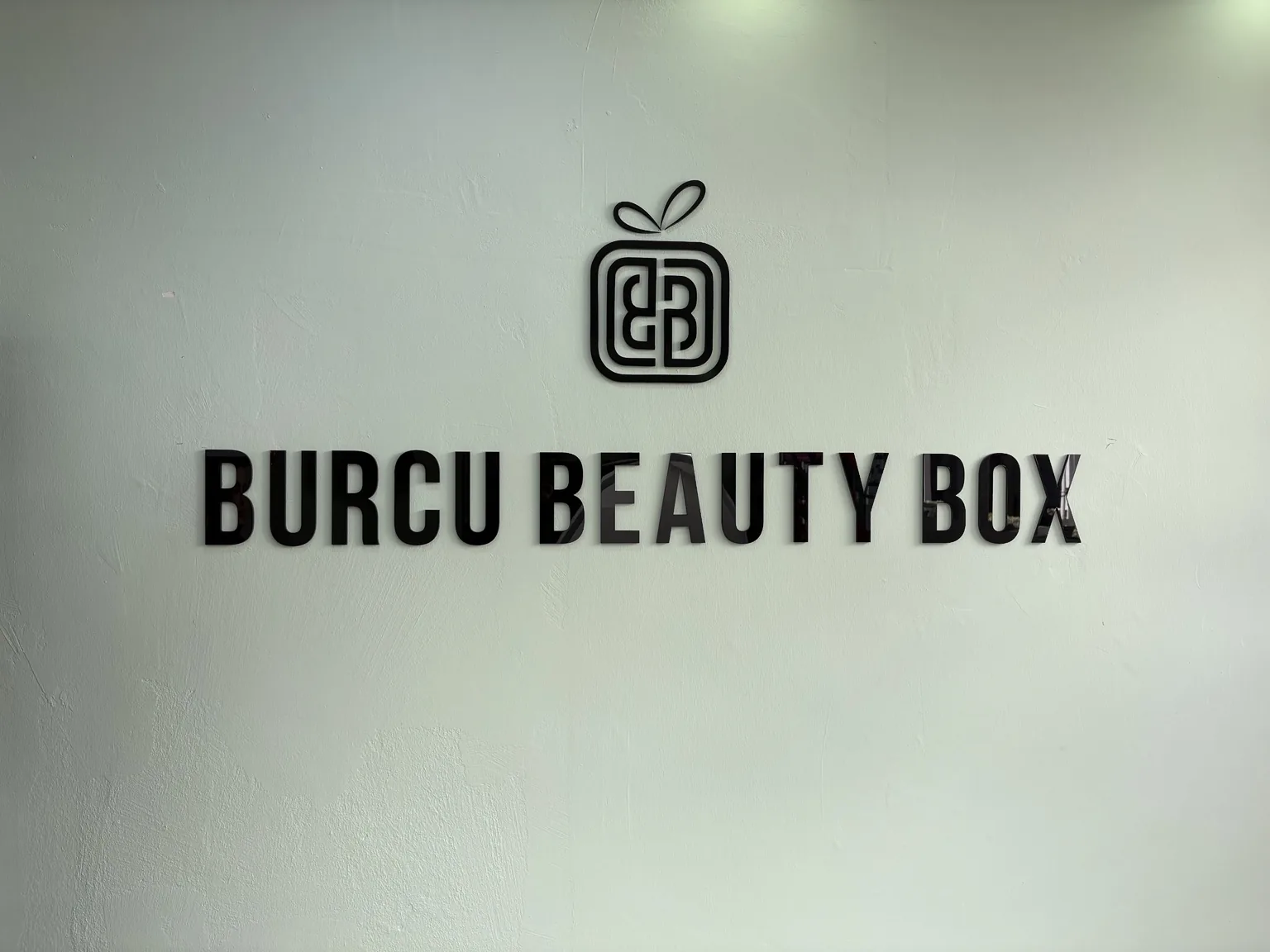 Burcu Beauty Box salon içi logo duvarı